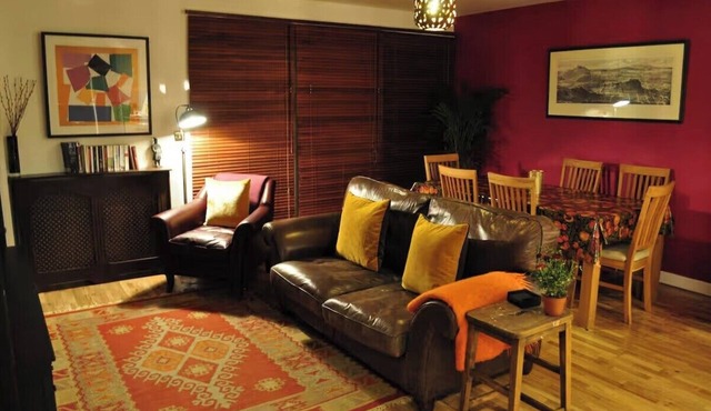 2-Bed Seaside Apartment - Sleeps 5 & Free Parking