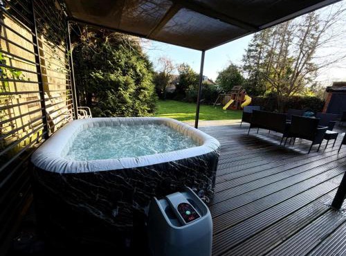 2 Bed - Sleeps 4 - Hot Tub & Bbq