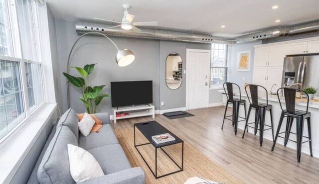 2 bed work desk close to Brant St Pier GO station