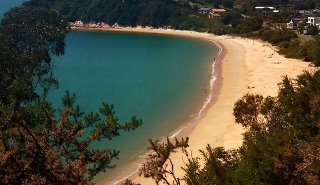 2 min walk to beach-views-private-large yard- 2 car garage plus parking for Boat