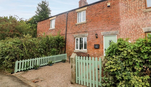 2 MORTON COTTAGES, pet friendly, with open fire in Garstang