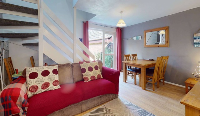 24 Strawberry Hill, Tolroy Manor