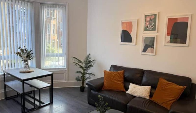 2BR Flat with Parking Near Glasgow Green and Parks