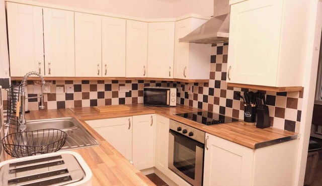 2BR Home | Sleeps 4 | Central Location | Parking