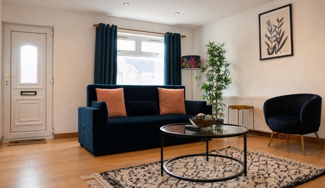 2BR House Free Parking Easy City Access