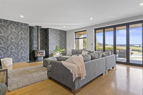 2BR Relax at Lake Hood Luxury Canal Home with Jetty