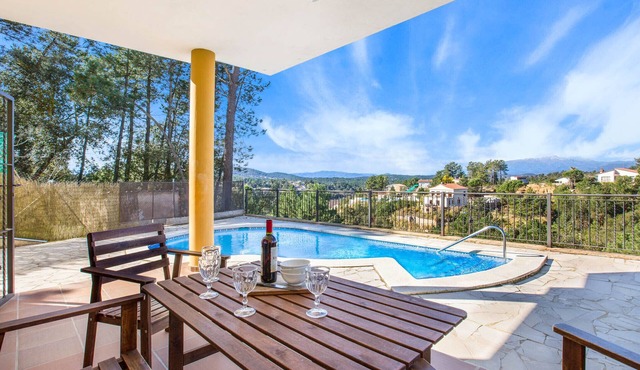 2CAM01 - Cozy 4 bedroom house with private pool located in a quiet area