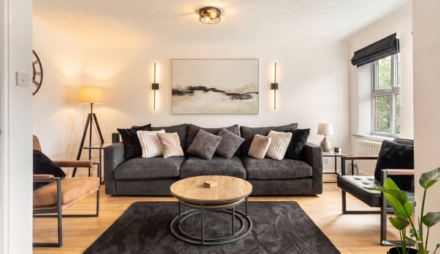 3-Bed House Sleeps 6 with Driveway Parking · 10 Min to Knutsford