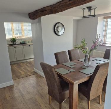 3 bed detatched cottage with onsite parking
