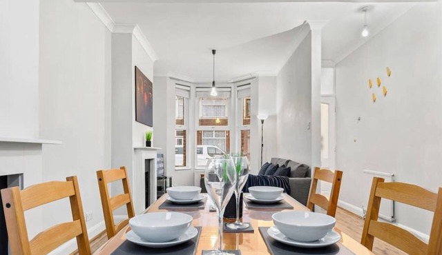 3 Bed House Forest Gate E7 0AA · WiFi | Parking | Sleeps 7