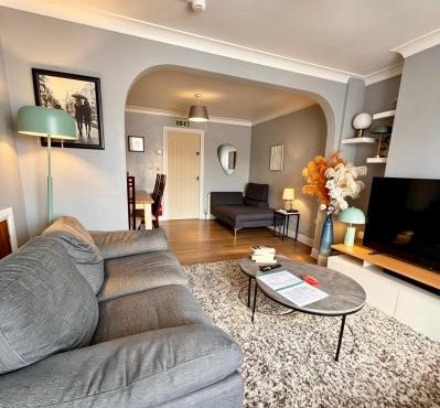3 bed house, sleeps 5, 8 mins to Harold wood Station