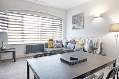 3-Bedroom Apartment Sleeps 6 I Free Parking Near London