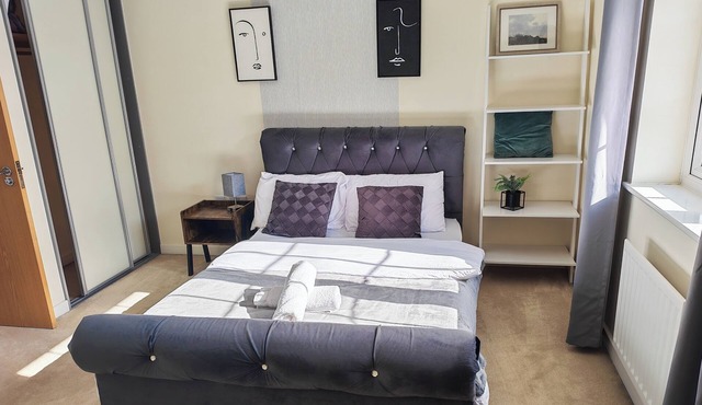 3 Bedroom House Sleeps 7 - Pets Ok - Free Parking