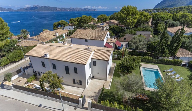3 bedroom house with pool near the sea