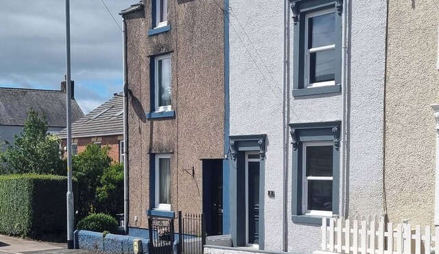 3 GREYSTONE TERRACE, pet friendly, with a garden in Cleator Moor
