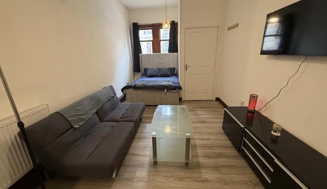 3 Person 10-Minute City Escape Apartment near Hampden Park Stadium