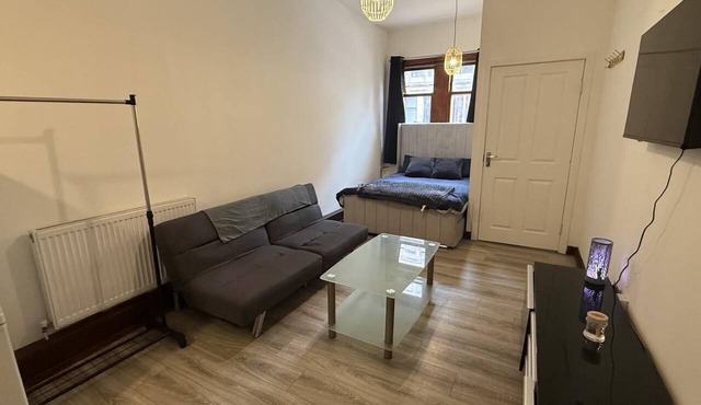 3 Person Apartment near City Hampden Park Stadiu