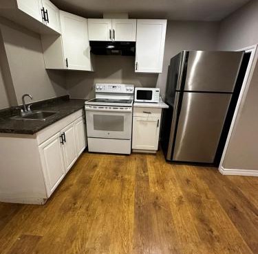 3 Room Set for Up to 8 people- 10 minutes from Kitchener Airport, Walking to Transit