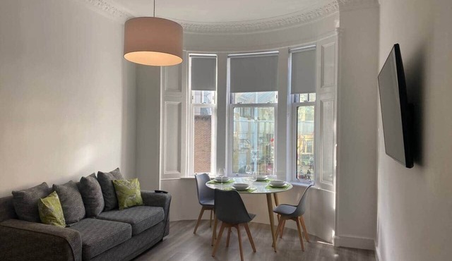3 Smithhills Paisley central spacious sleeps 4