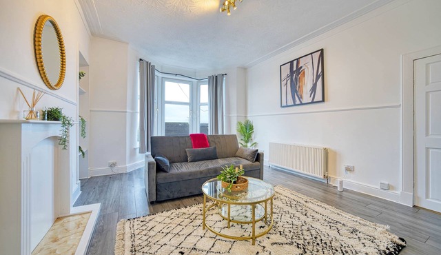3BR Flat Near Maryhill Park & West End Parking
