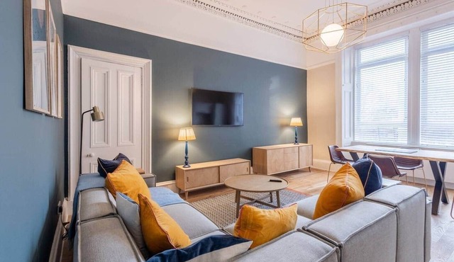 3BR Gem West End Walk to Glasgow Uni Parking