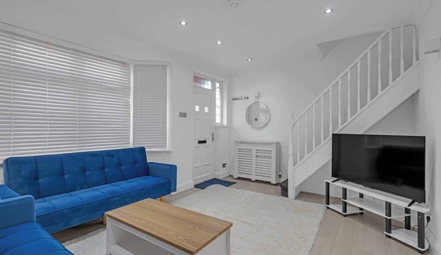 3BR Home for 6 in Rainham, Parking & Wi-Fi