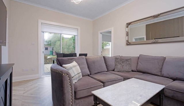 3BR Home · Sleeps 6 · Near Airport · Parking