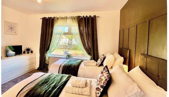 4 Bed Contractor Base Ideal for Business or Leisure Stays