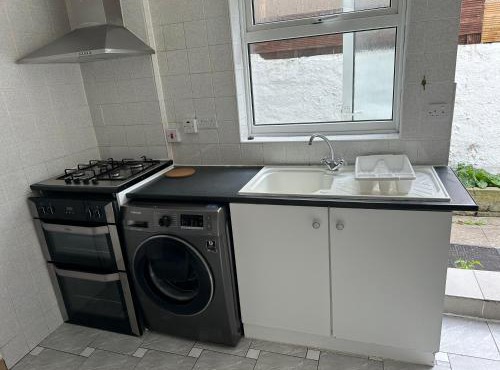 4-Bed House in Enfield- Sleeps 8- Private garden