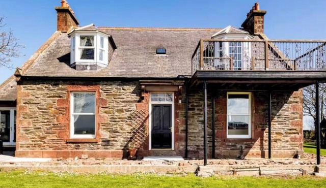 4 Bed House - Sleeps 10 - Pets - Garden - Parking