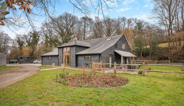 4 Bed in Ewhurst Green (oc-w31032)
