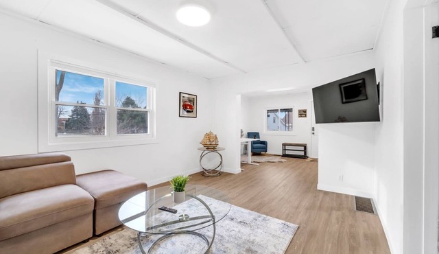 4 bed Lasalle getaway fully renovated