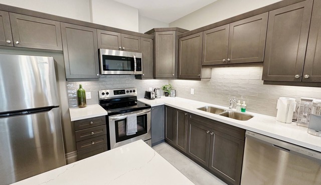 4 Bedroom and 4 Full Bathroom Bungalow Minutes from Niagara Falls