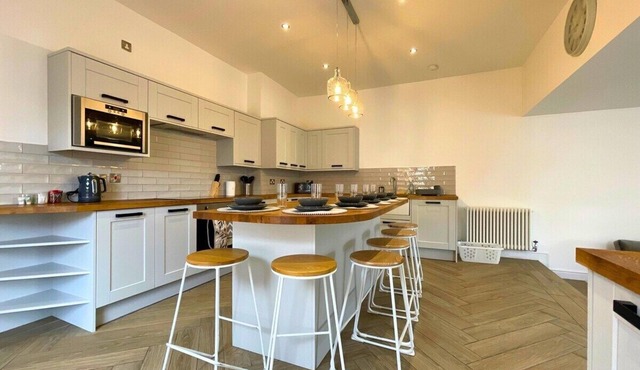 4 Bedroom Duplex Near Races and Hospital, Sleeps 7