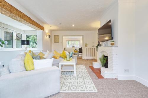 4-Bedroom Family Home with Garden, BBQ & Free Parking in Epping