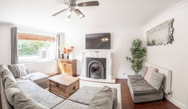 4-Bedroom Home | Sleeps 10 | Parking | Garden - Pass the Keys