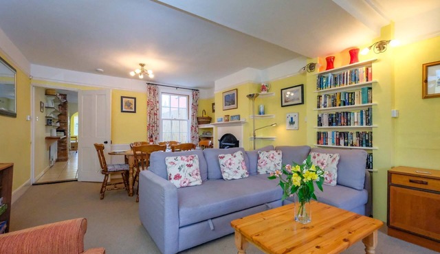 4 Old Homes - sleeps 6 guests in 3 bedrooms