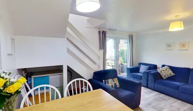 46 Strawberry Hill, Tolroy Manor
