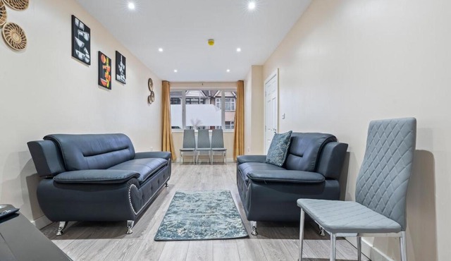 4BR East London Home Near ExCeL and LCY Arpt