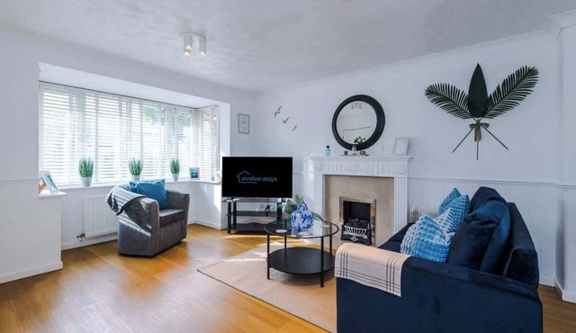 4BR Home for 8 | Kitchen + Parking in Northwich
