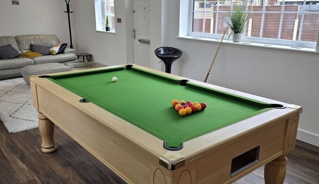 5 Bed Cottage | Free Parking