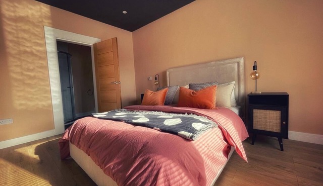 5 Bed house/sleeps10/free parking/pets/city centre