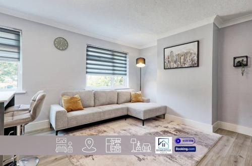 5 Bedroom Apartment - Weekly Deal - By Homestyles Hosts Short Lets and Serviced Accommodation Widford - Free Parking