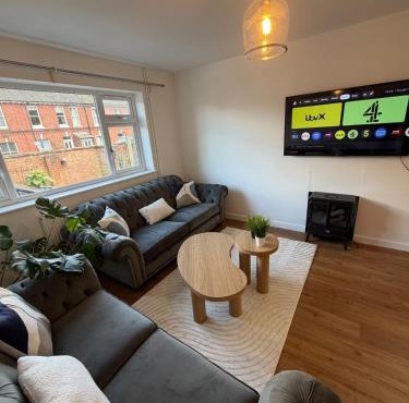 5 bedroom House FREE parking central sleeps 8