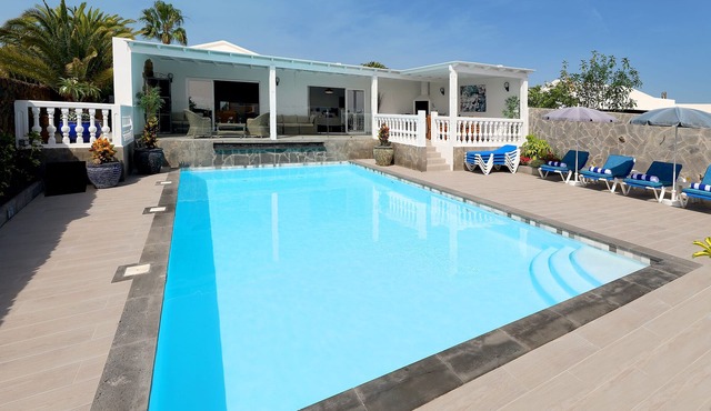 5 Bedrooms, 4 bathrooms, sleeps 12 persons, heated Pool, Free Wifi & A/C
