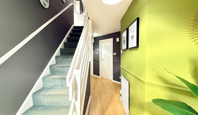 5 Bingham Place · 5-Bed House | Free Parking | Central | Sleeps 10