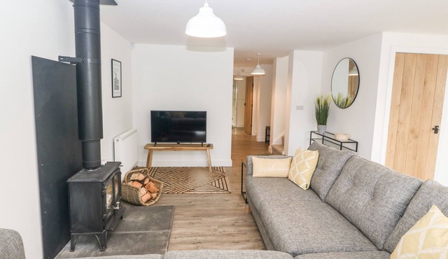 5 CLEIFIOG FAWR, pet friendly, luxury holiday cottage in Valley