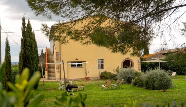 5 minutes from the sea family apartment with large garden. Pet friendly.
