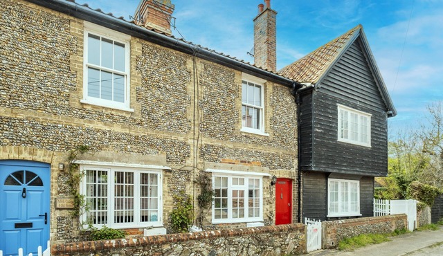 5 Old Homes - sleeps 6 guests in 3 bedrooms