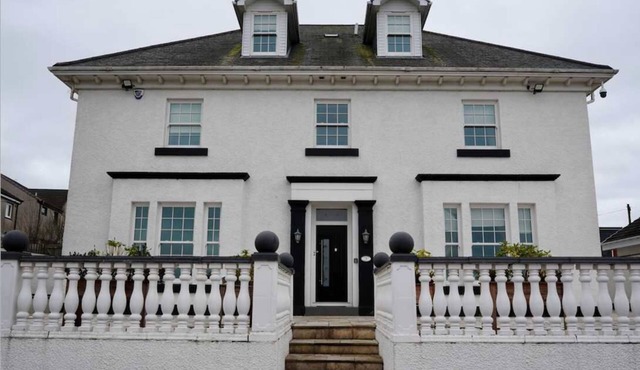 6 Bedroom Family House Chapelhall near Glasgow